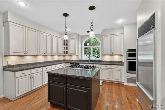 1059 Greystone Manor Parkway, Chesterfield, MO 63005