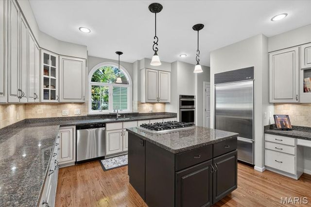 1059 Greystone Manor Parkway, Chesterfield, MO 63005