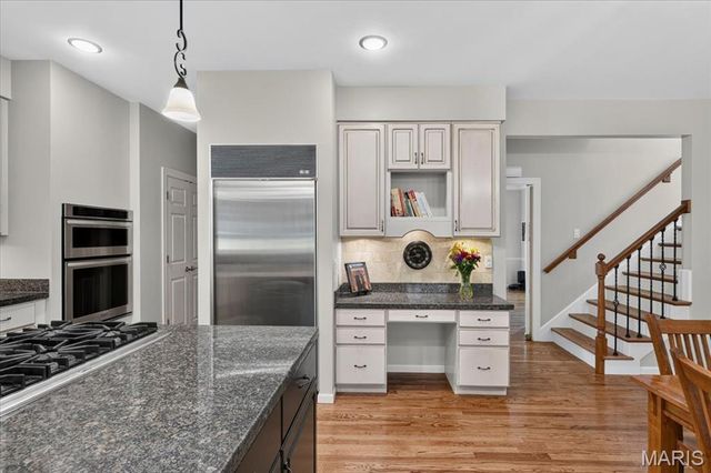 1059 Greystone Manor Parkway, Chesterfield, MO 63005