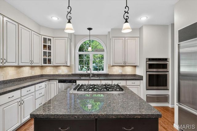 1059 Greystone Manor Parkway, Chesterfield, MO 63005