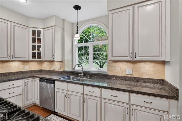 1059 Greystone Manor Parkway, Chesterfield, MO 63005