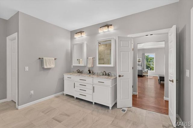 1059 Greystone Manor Parkway, Chesterfield, MO 63005