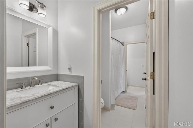 1059 Greystone Manor Parkway, Chesterfield, MO 63005