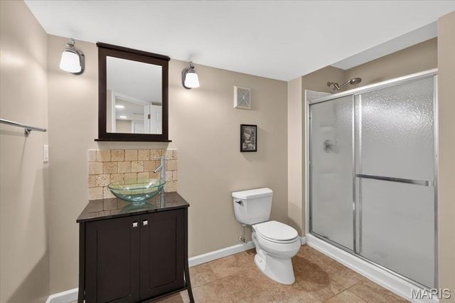 1059 Greystone Manor Parkway, Chesterfield, MO 63005