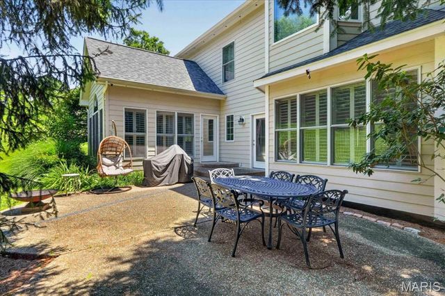 1059 Greystone Manor Parkway, Chesterfield, MO 63005
