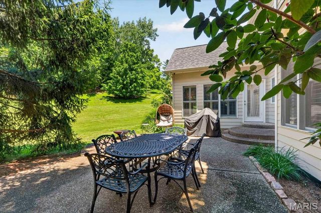 1059 Greystone Manor Parkway, Chesterfield, MO 63005