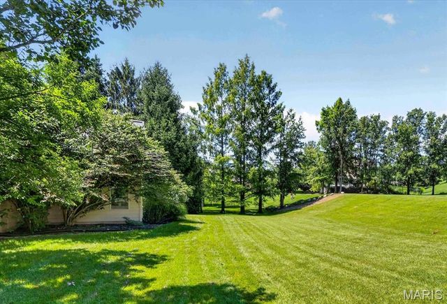1059 Greystone Manor Parkway, Chesterfield, MO 63005