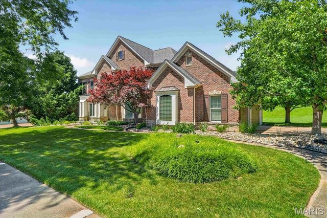 1059 Greystone Manor Parkway, Chesterfield, MO 63005
