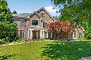 1059 Greystone Manor Parkway, Chesterfield, MO 63005
