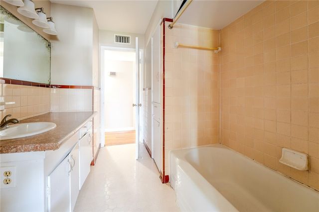 910 Wilshire Pl, Corpus Christi, TX 78411