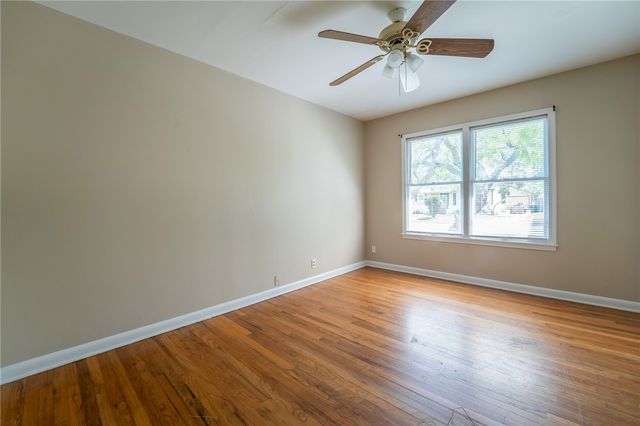 910 Wilshire Pl, Corpus Christi, TX 78411