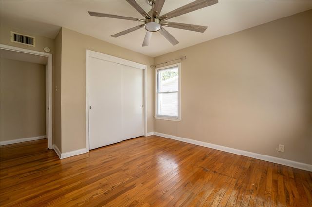 910 Wilshire Pl, Corpus Christi, TX 78411