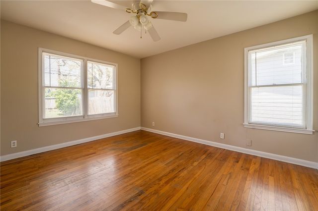 910 Wilshire Pl, Corpus Christi, TX 78411