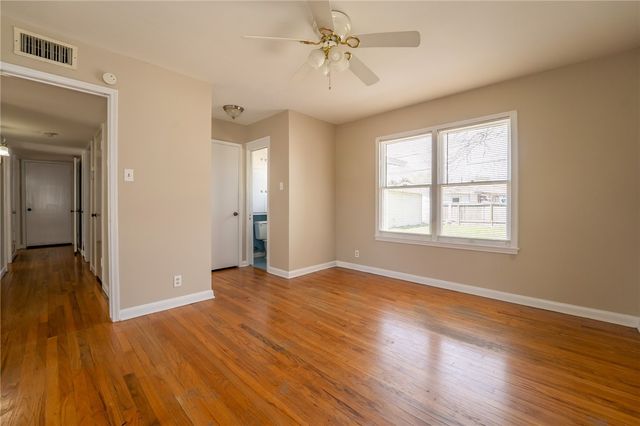 910 Wilshire Pl, Corpus Christi, TX 78411