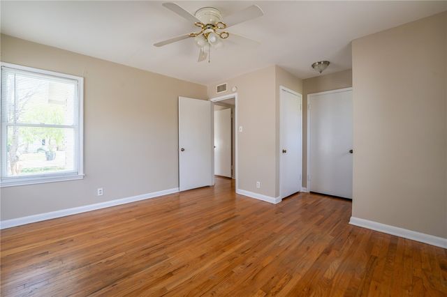 910 Wilshire Pl, Corpus Christi, TX 78411