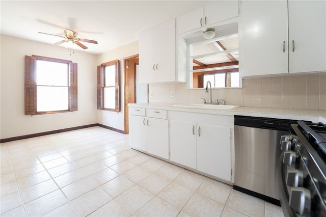 910 Wilshire Pl, Corpus Christi, TX 78411