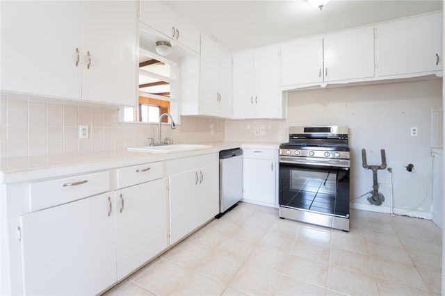 910 Wilshire Pl, Corpus Christi, TX 78411