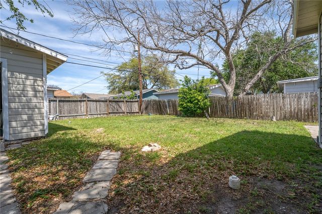 910 Wilshire Pl, Corpus Christi, TX 78411