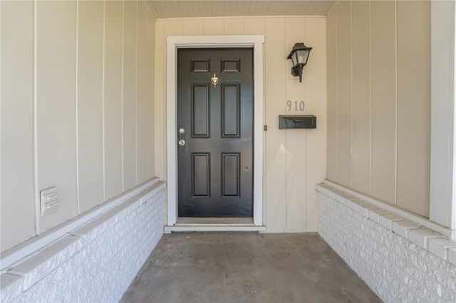 910 Wilshire Pl, Corpus Christi, TX 78411