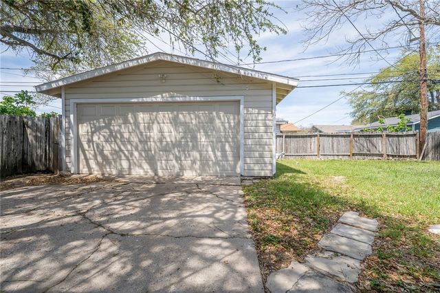 910 Wilshire Pl, Corpus Christi, TX 78411