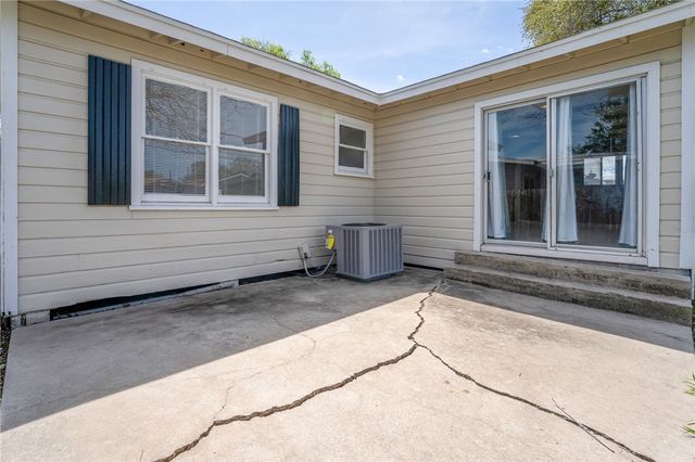 910 Wilshire Pl, Corpus Christi, TX 78411