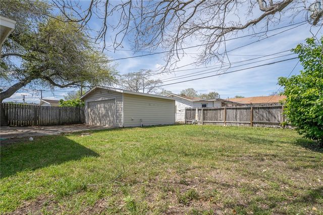 910 Wilshire Pl, Corpus Christi, TX 78411