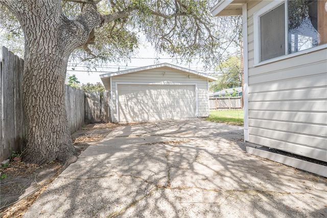 910 Wilshire Pl, Corpus Christi, TX 78411