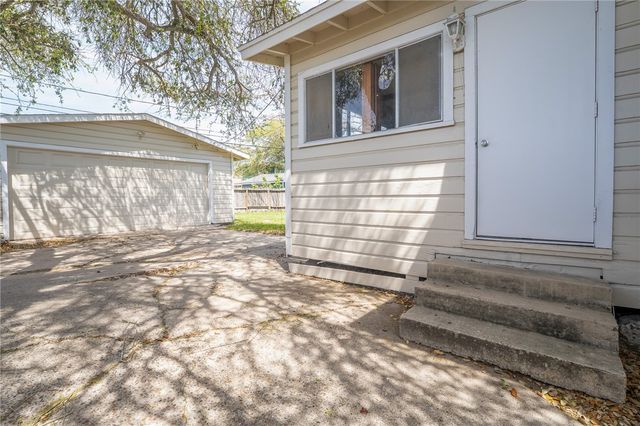 910 Wilshire Pl, Corpus Christi, TX 78411