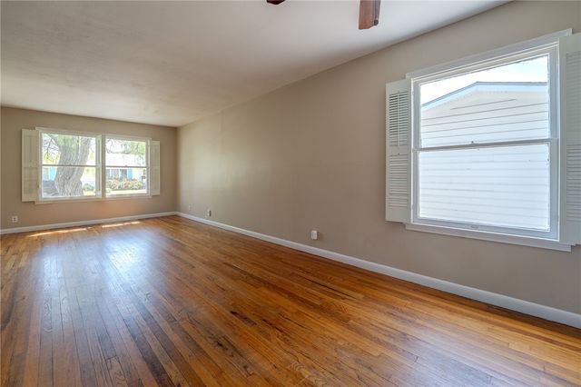 910 Wilshire Pl, Corpus Christi, TX 78411