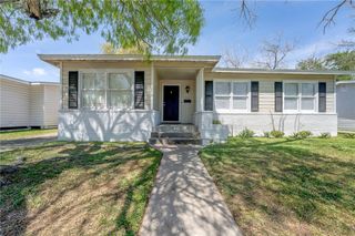 910 Wilshire Pl, Corpus Christi, TX 78411