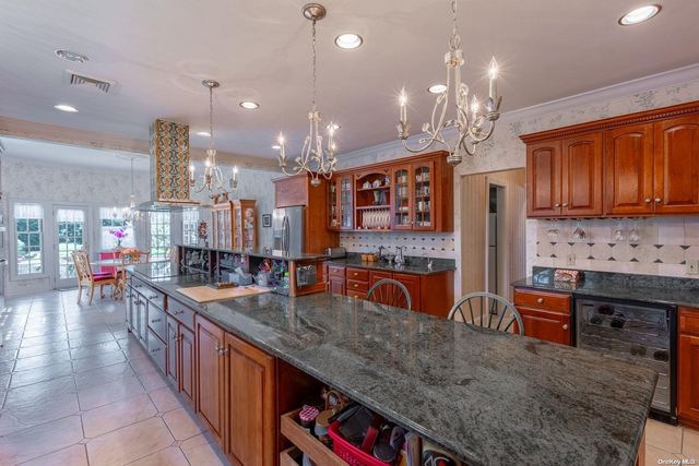 244 Tahlulah Lane, West Islip, NY 11795