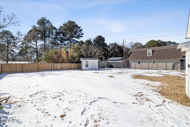 305 W Canary Street, Dunn, NC 28334