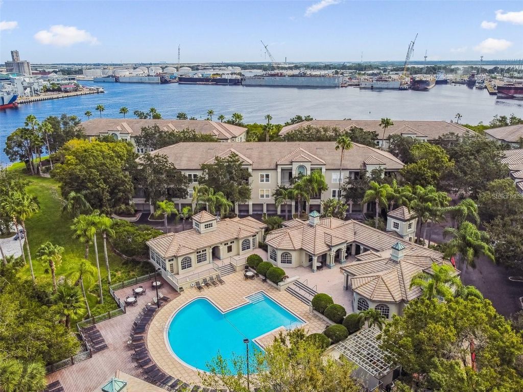 Image 38 of property listing at 724 CORAL REEF DRIVE, Tampa, FL 33602