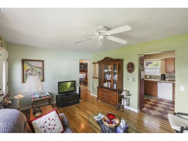 575 N LOCUST St, Canby, OR 97013