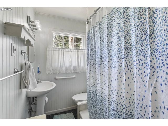 575 N LOCUST St, Canby, OR 97013