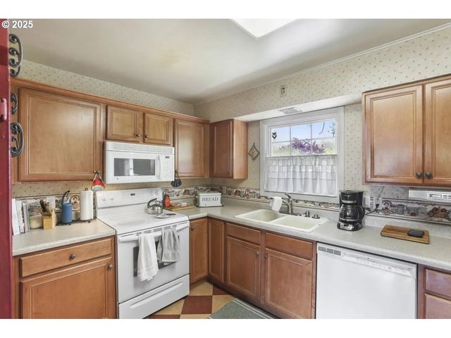 575 N LOCUST St, Canby, OR 97013