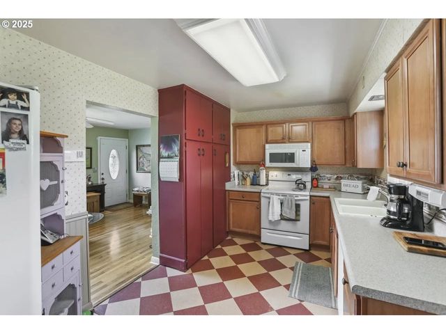 575 N LOCUST St, Canby, OR 97013