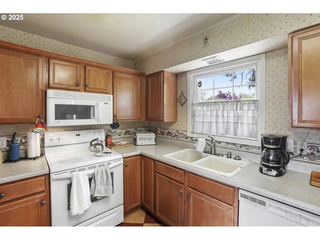 575 N LOCUST St, Canby, OR 97013