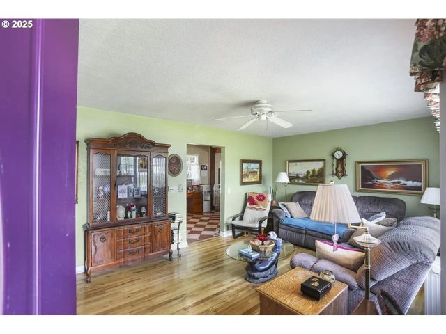 575 N LOCUST St, Canby, OR 97013