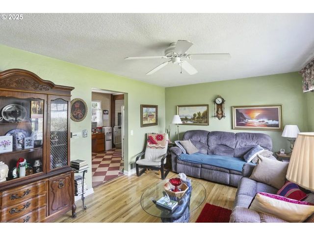 575 N LOCUST St, Canby, OR 97013