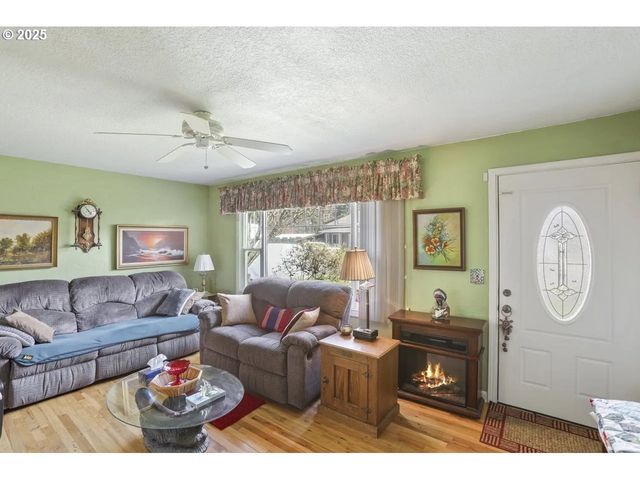 575 N LOCUST St, Canby, OR 97013