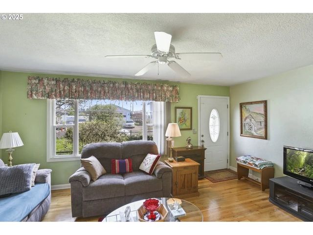 575 N LOCUST St, Canby, OR 97013