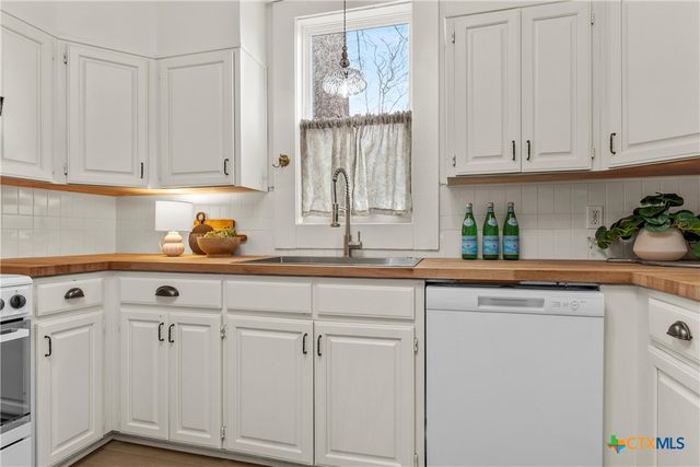 1007 N Jackson Avenue, Cameron, TX 76520