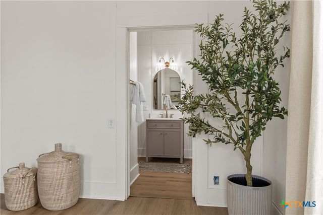 1007 N Jackson Avenue, Cameron, TX 76520