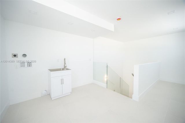 10381 NW 67th Ter, Doral, FL 33178