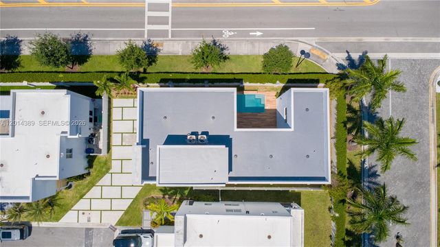 10381 NW 67th Ter, Doral, FL 33178