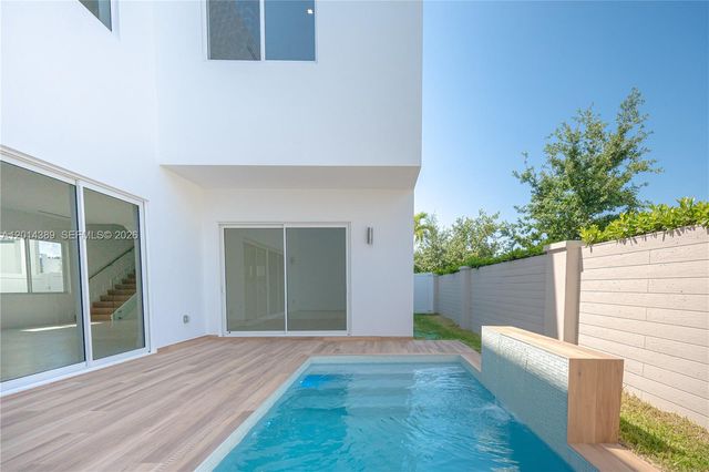10381 NW 67th Ter, Doral, FL 33178