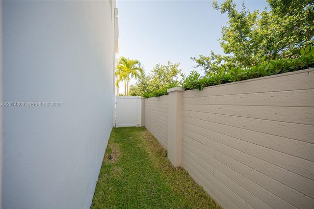 10381 NW 67th Ter, Doral, FL 33178