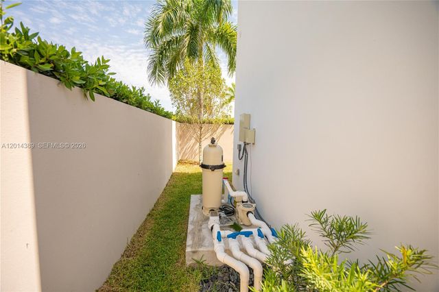 10381 NW 67th Ter, Doral, FL 33178