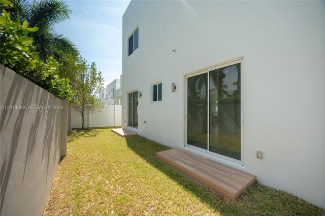 10381 NW 67th Ter, Doral, FL 33178